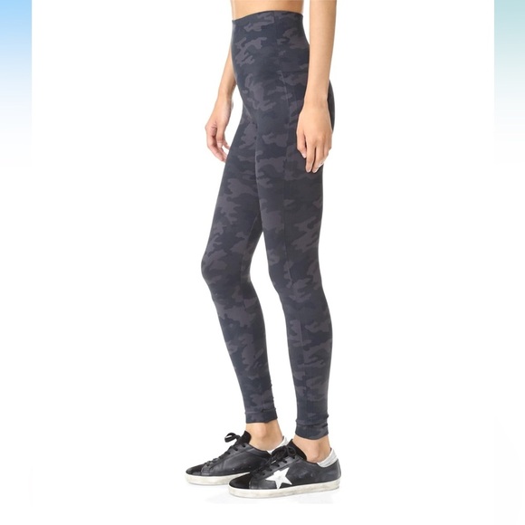 SPANX Black Camo Look At Me Now Seamless Leggings Size Small - Picture 1 of 10